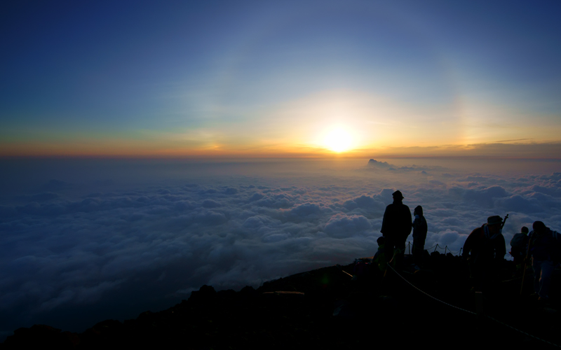 Illustration for article titled 166 Sunrises and Sunsets